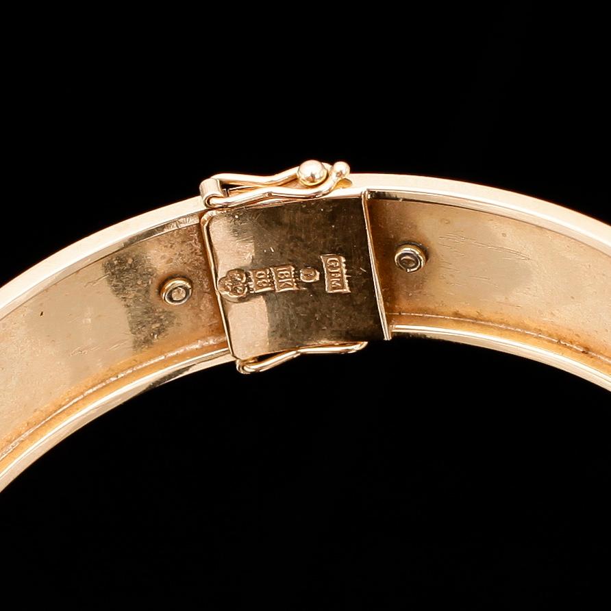 ARMRING, 18k guld. Gunnar Fahlström, Stockholm 1964. Monteringar Jugend, franska stpl. Vikt 29,5 g.