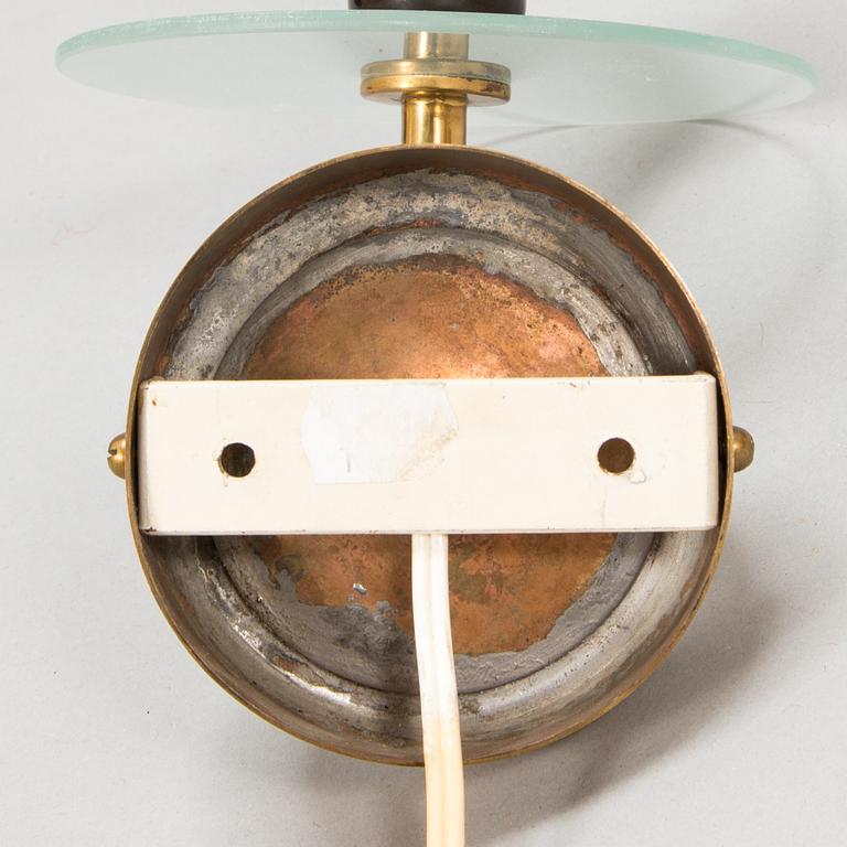 Paavo Tynell, a mid-20th century '9448' wall light for Taito.