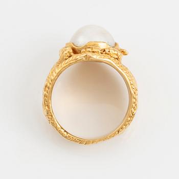Ring 18K gold with a cultured pearl.