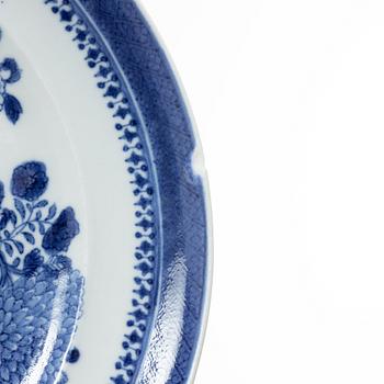 Four Chinese blue and white export porcelain plates and a serving dish, Qing dynasty, Jiaqing (1796-1820).
