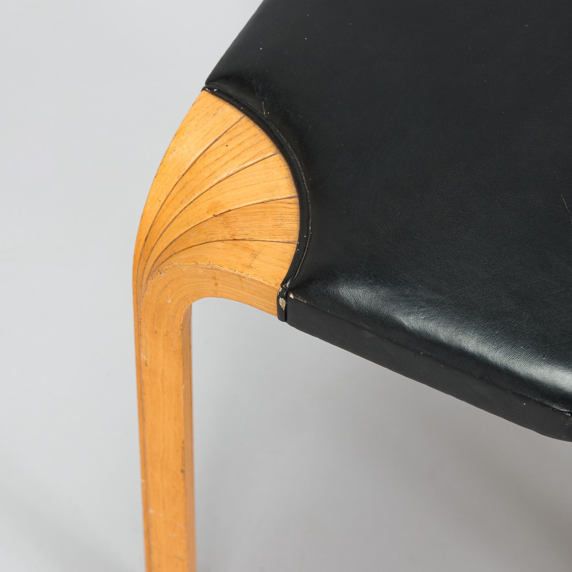 Alvar Aalto, jakkara, mallli X 602, O.Y. Huonekalu- ja Rakennustyötehdas A.B. 1900-luvun puoliväli.