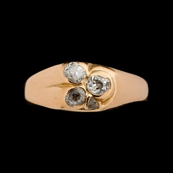 RING, 18K guld med 4 fasettslipade diamanter, Verner A Olssons AB, Helsingborg 1960. Vikt ca 3 gram.