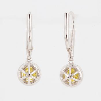 ÖRHÄNGEN, med gula färgbehandlade diamanter och diamanter.