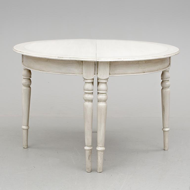 MATBORD, + 4 iläggsskivor, modern tillverkning.