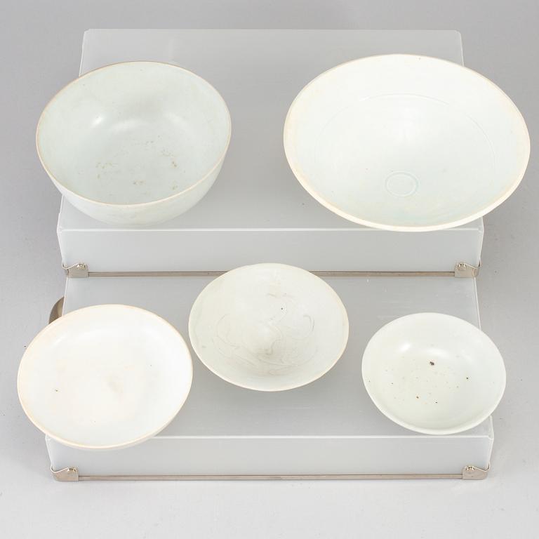 Five white glazed dishes and bowls, Ming and Qing dynasty, 17-18th century.