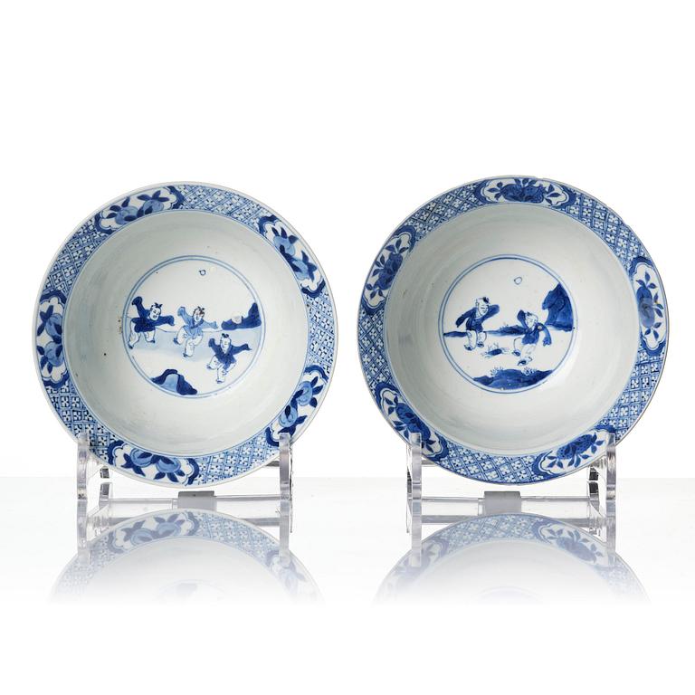 Skålar, ett par, porslin. Qingdynastin, Kangxi (1662-1722).