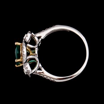 RING, 18 k guld och vitguld, briljantslipade diamanter tot 0.52 ct, smaragd 1.60 ct.