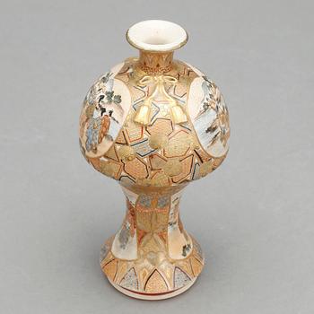 VAS, porslin, satsuma, Japan, troligen omkring sekelskiftet 1900.