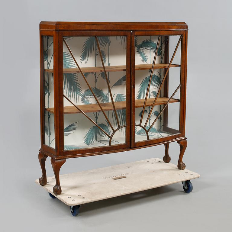 VITRINSKÅP, 1900-talets första hälft.