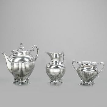 MOCCASERVIS, 3 delar, låghaltigt silver, empirestil, sannolikt Italien, 1900-talets början. Totalvikt 669 gram.
