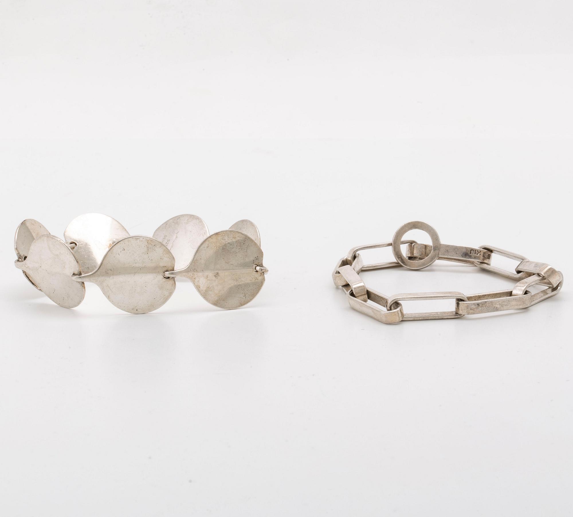 2 silver bracelets, approx 19 x 2 cm approx 20 x 0,5 cm.