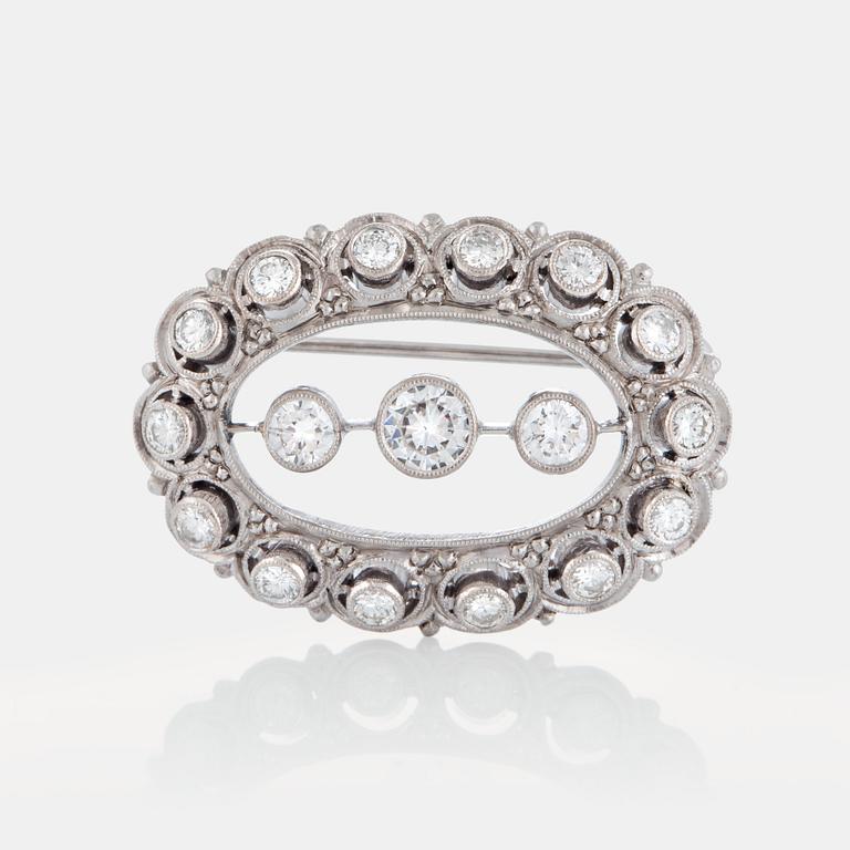 Brosch med runda briljantslipade diamanter total vikt ca 1.35 ct.