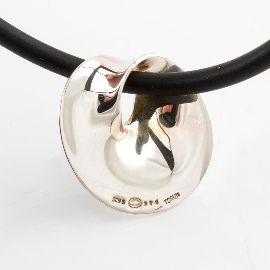 Vivianna Torun Bülow-Hübe, halsband "Möbius" för Georg Jensen.