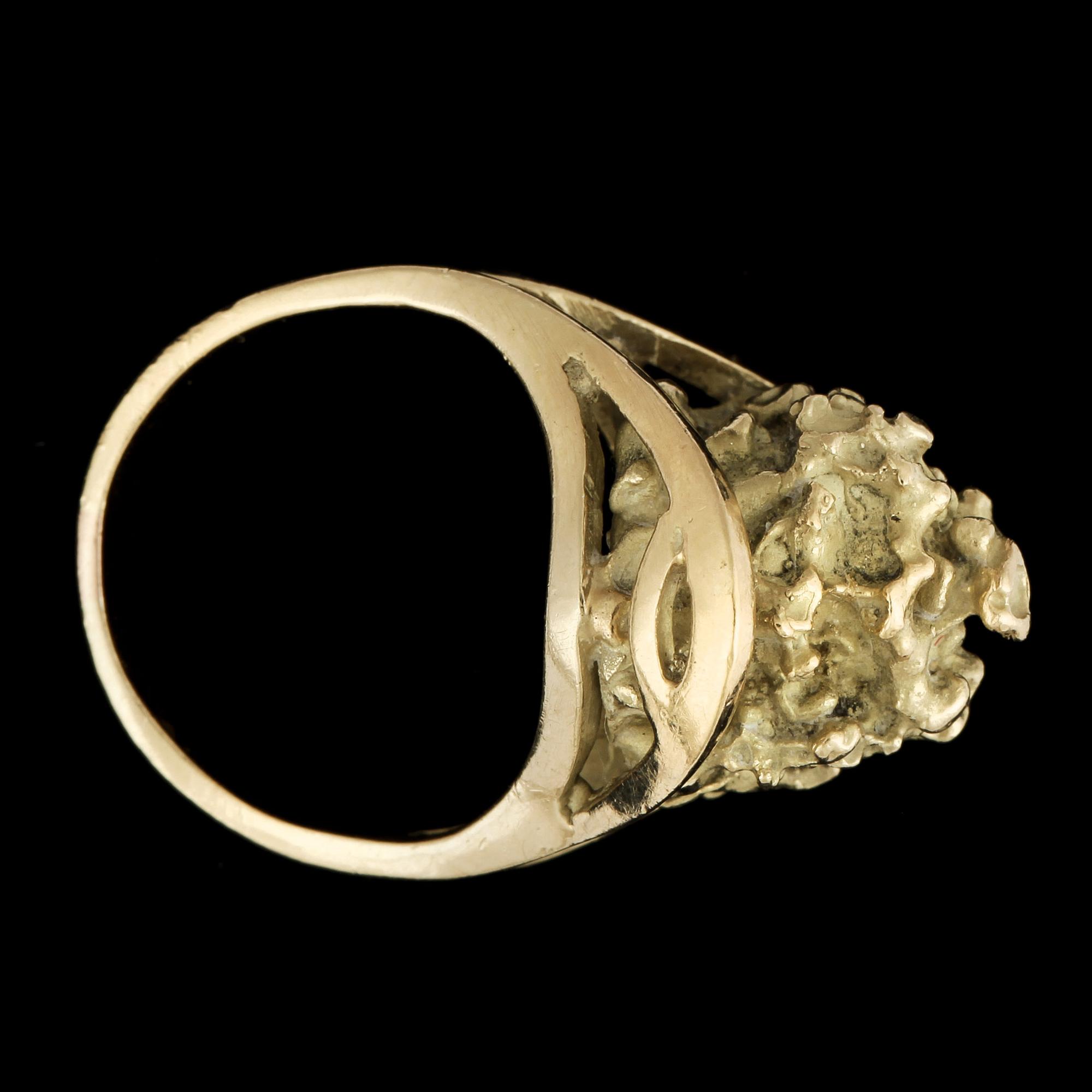 RING, 18 k guld. Vikt ca 15 g.