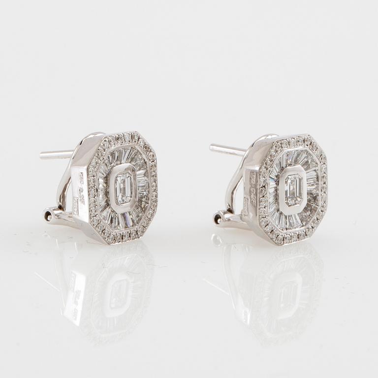 Örhängen ett par 18K vitguld med diamanter ca 1,31 ct.