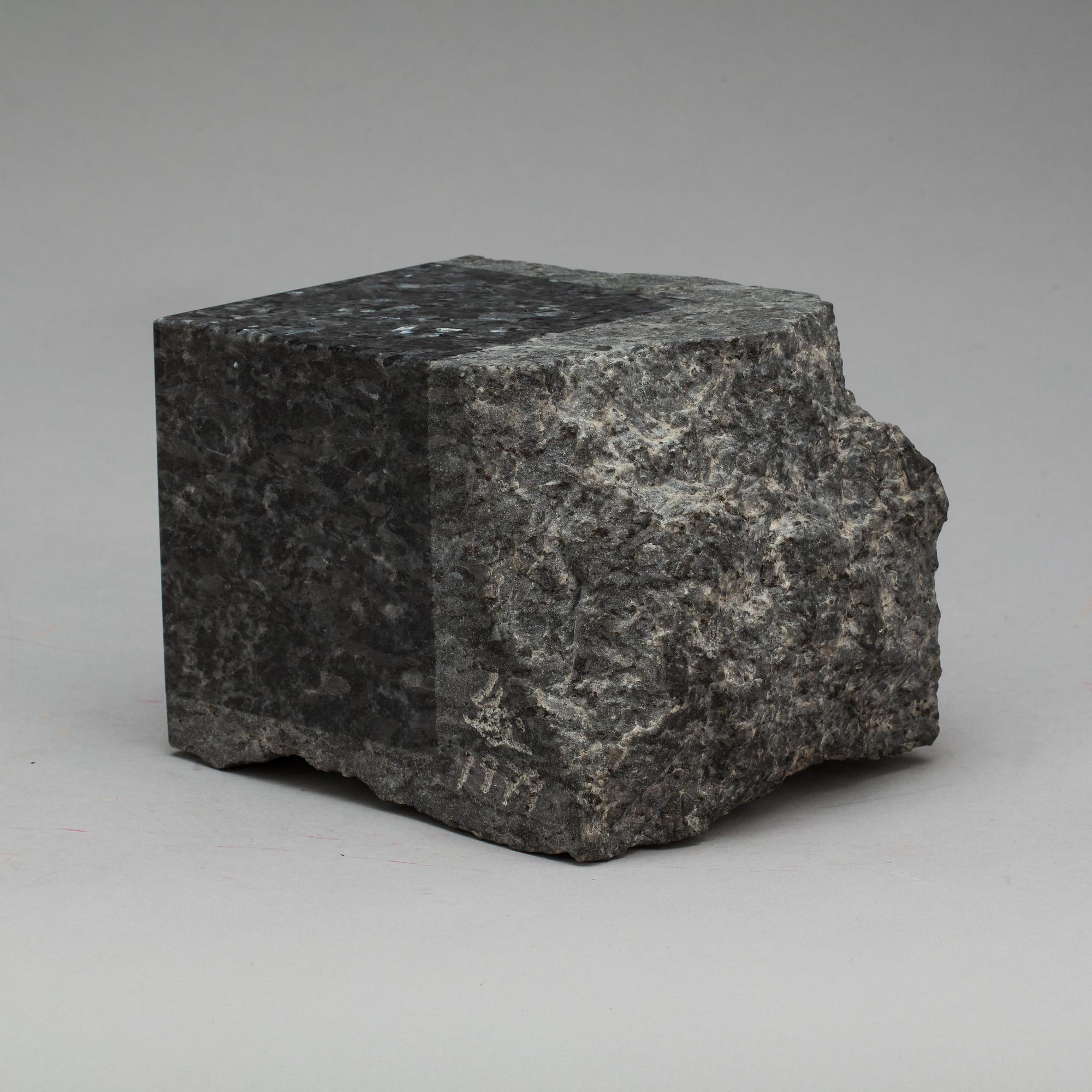 TAKASHI NARAHA, skulptur. Diabas. Signerad och daterad 1979.