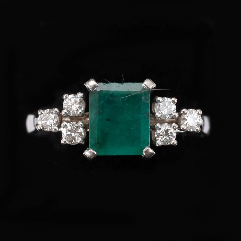 RING, 18k vitguld med smaragd och briljantslipade diamanter tot ca0,21ct. Vikt 5g.