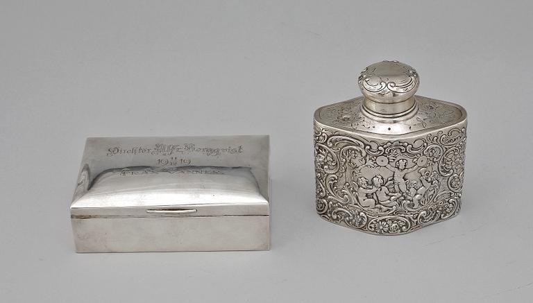 CIGARETTSKRIN samt PLUNTA, silver, 1900-tal, 380 g.