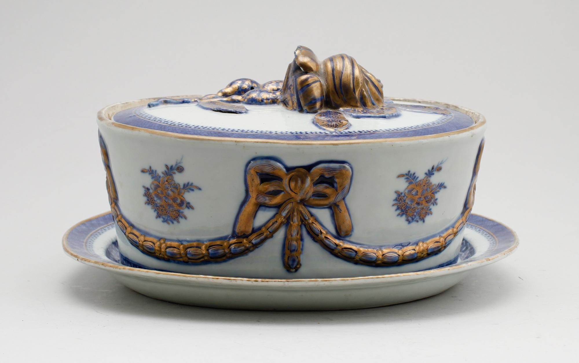 TERRIN MED LOCK OCH FAT, porslin, Kina, Qianlong (1736-1795).
