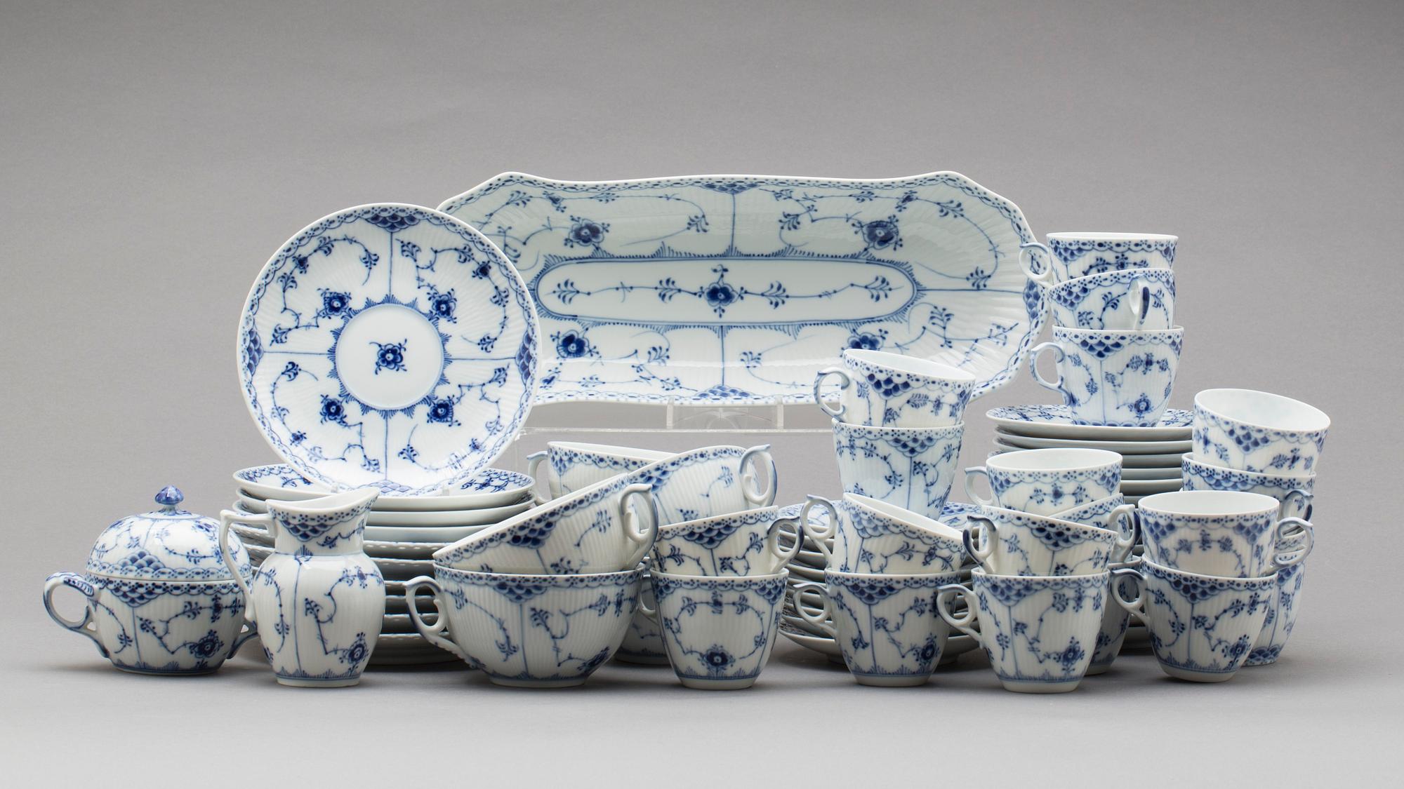 MAT- KAFFESERVIS, porslin, 83 delar, "Musselmalet", Royal Copenhagen.