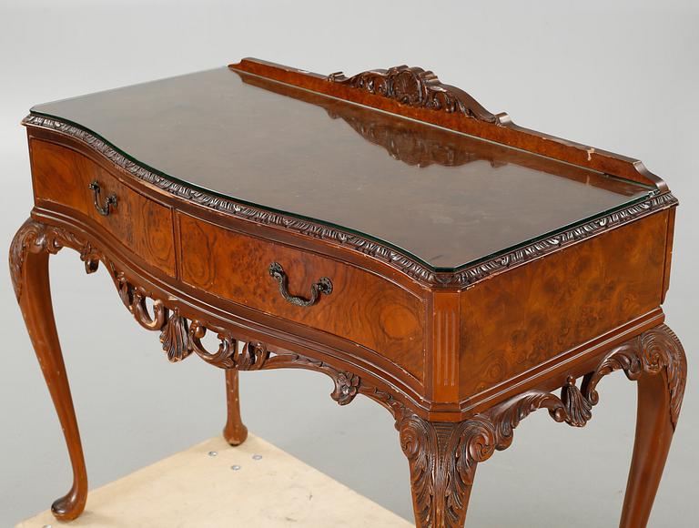 A desk / cutlery box in the style of Chippendale, around turn of the century 1900.