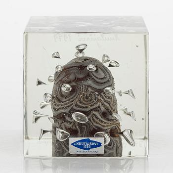 Oiva Toikka, An annual cube, signed Oiva Toikka Nuutajärvi 1979 and numbered 349/1000.