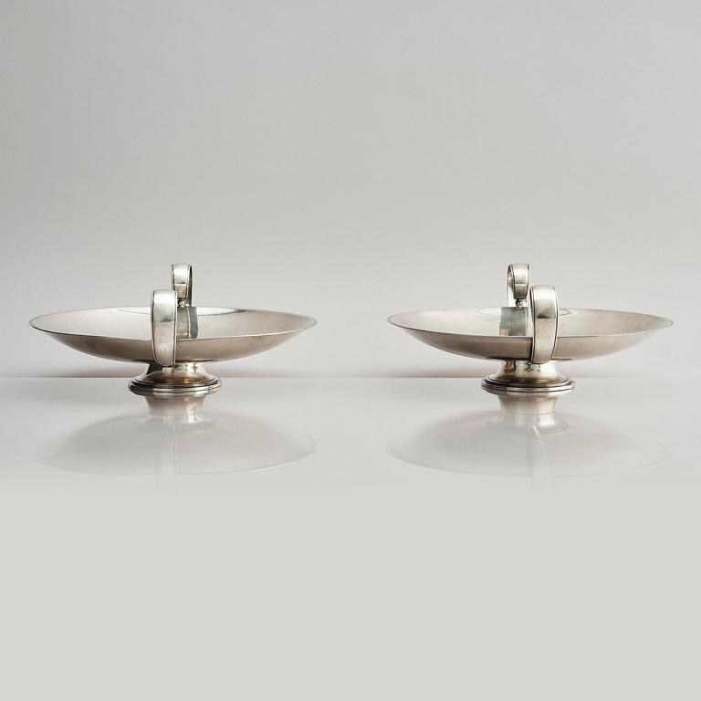 Two sterling silver bowls with handles, Atelier Borgila, designed by Erik Fleming, Stockholm 1930.