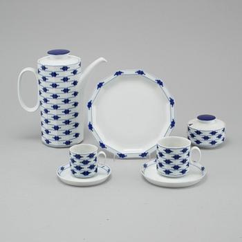32 pieces of porcelain tableware by Tapio Wikkala for Rosenthal, 1979-80.