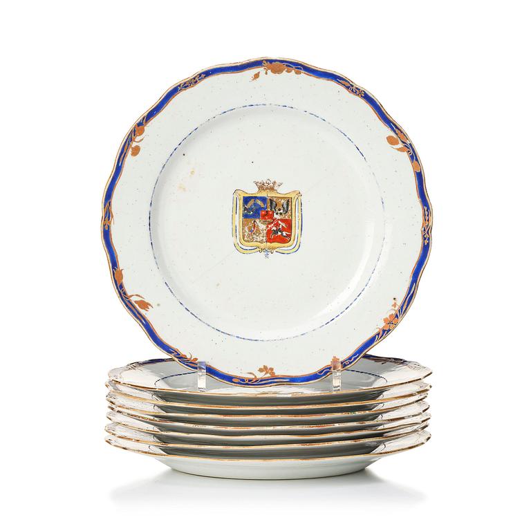 Tallrikar, åtta stycken, vapenporslin. Qingdynastin, 1790-tal.