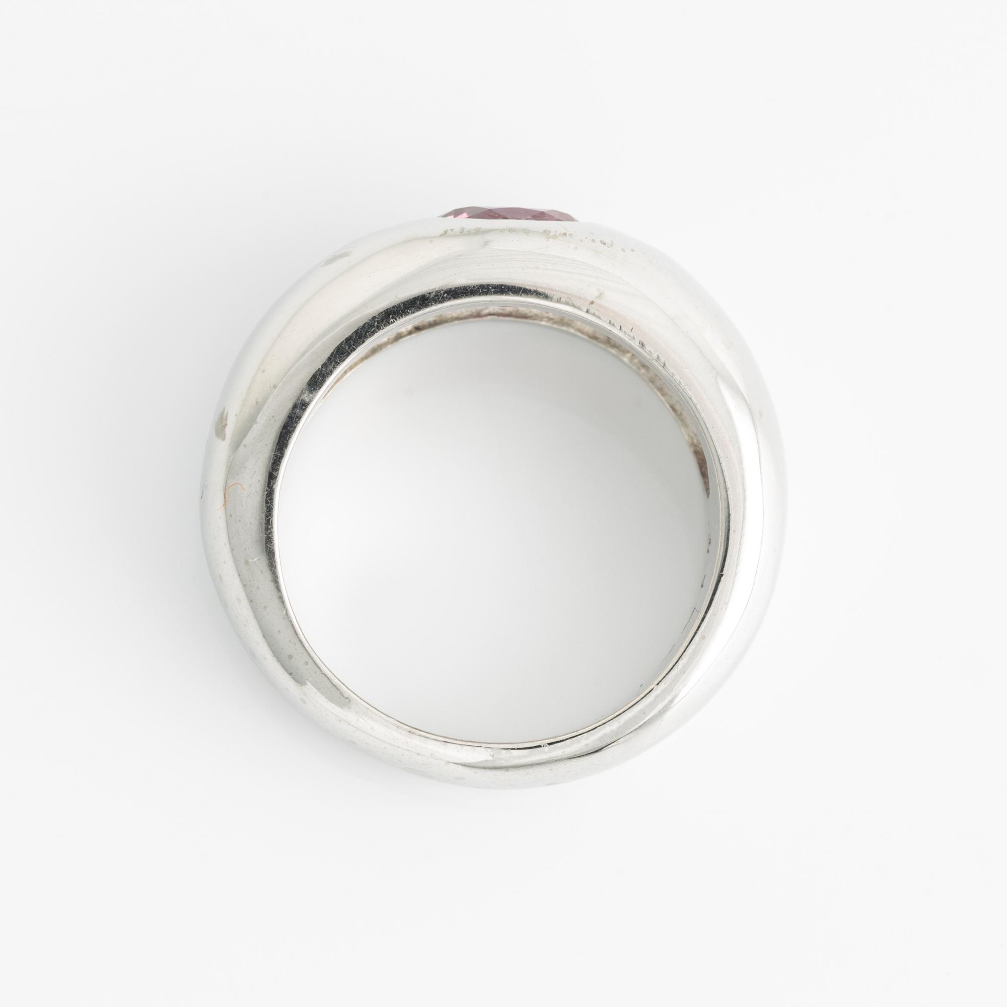 Ring 18K white gold with pink sapphire.