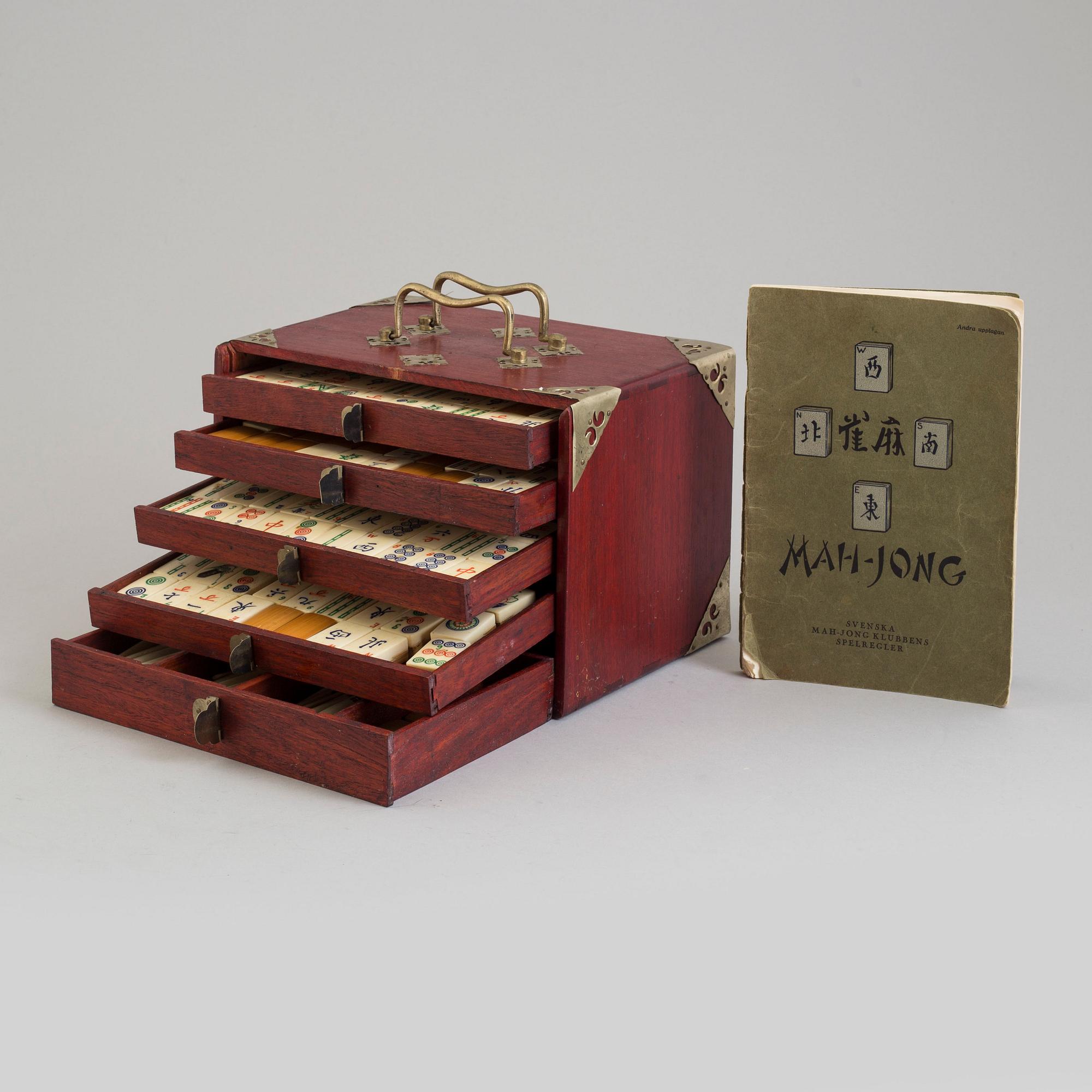 SKRIN med MAHJONG pjäser. Kina, 1900-tal.