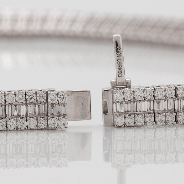 A necklace with 432 brilliant and 325 baguette cut diamonds total carat weight circa 24.85 cts. Quality circa G-H/VS-SI.