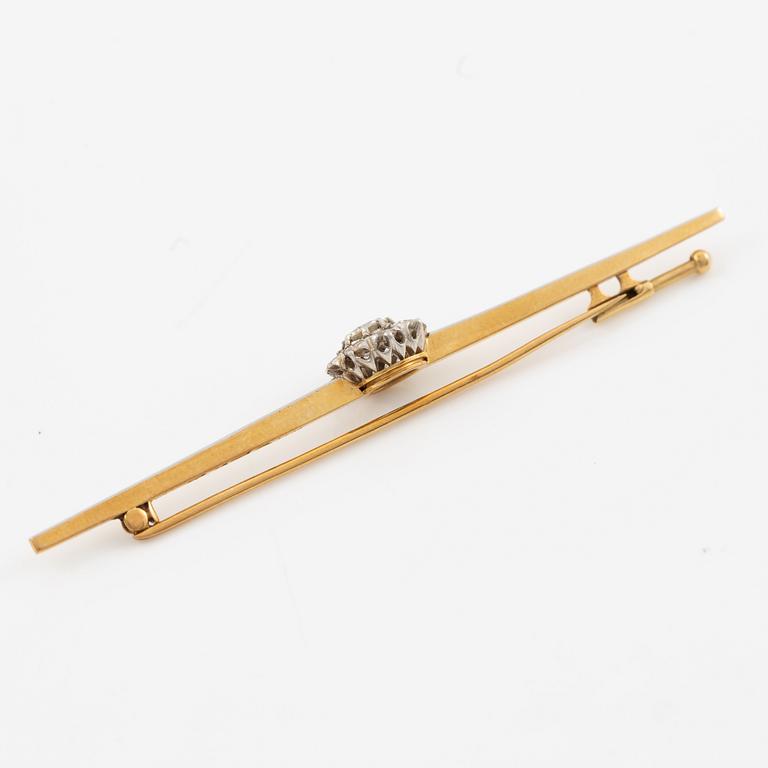 Brosch, 18K guld och mittstycke med gammalslipade diamanter. CG Hallberg, Stockholm 1926.