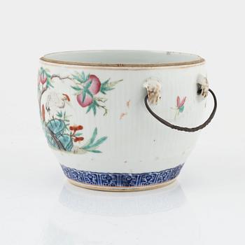 A porcelain bowl, China, 19th century.