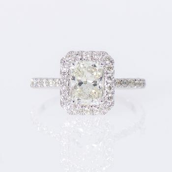 RING, 18K vitguld, radiantslipad diamant ca 1,30 ct, sidostenar totalt ca 0,54 ct.