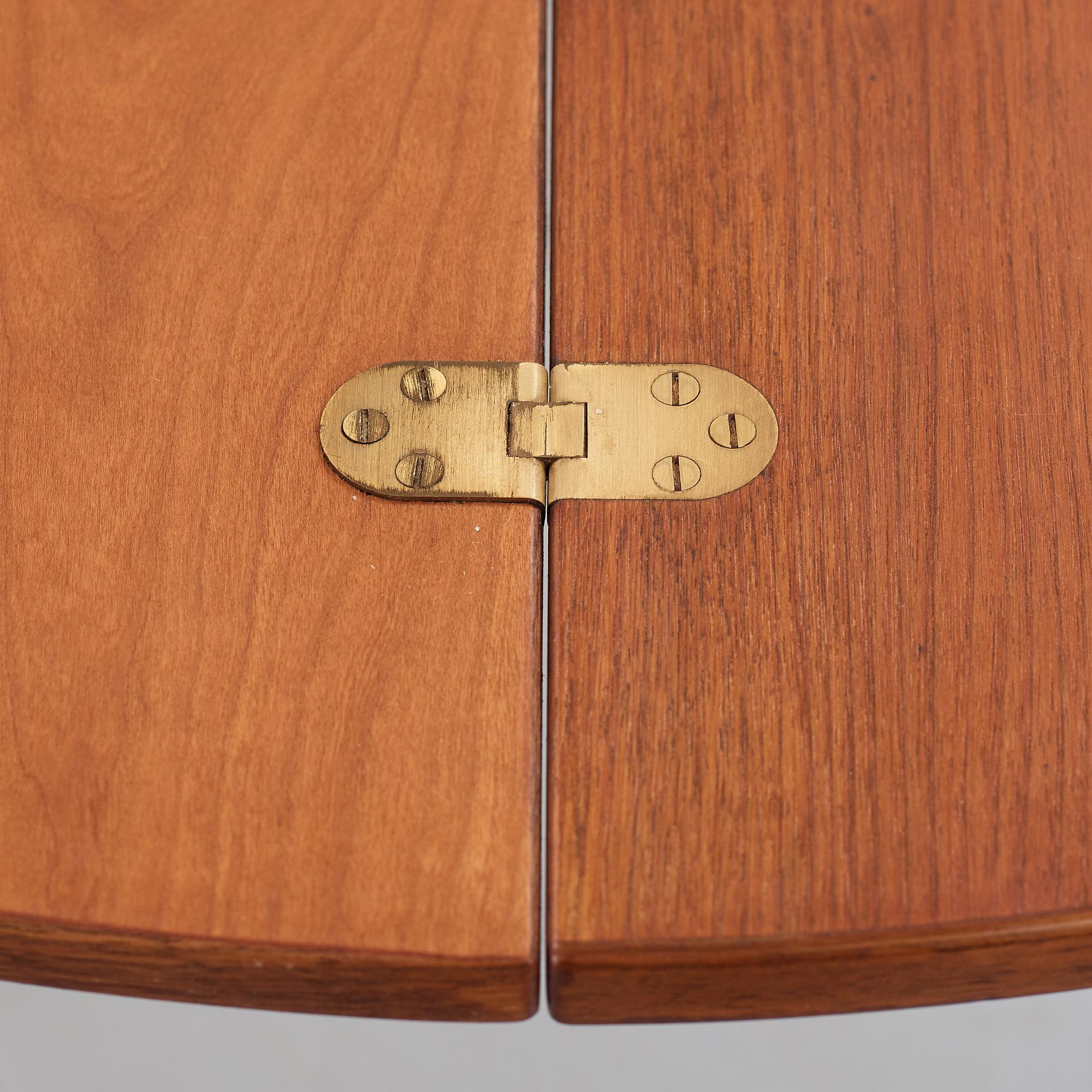 HANS J WEGNER, a model "2081" table for Fritz Hansen, Denmark 1969.