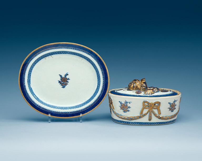 A blue and white tureen with cover and stand. Qing dynasty, Qianlong (1736-95).