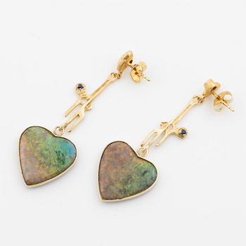 A pair of earrings 14K gold with opal.