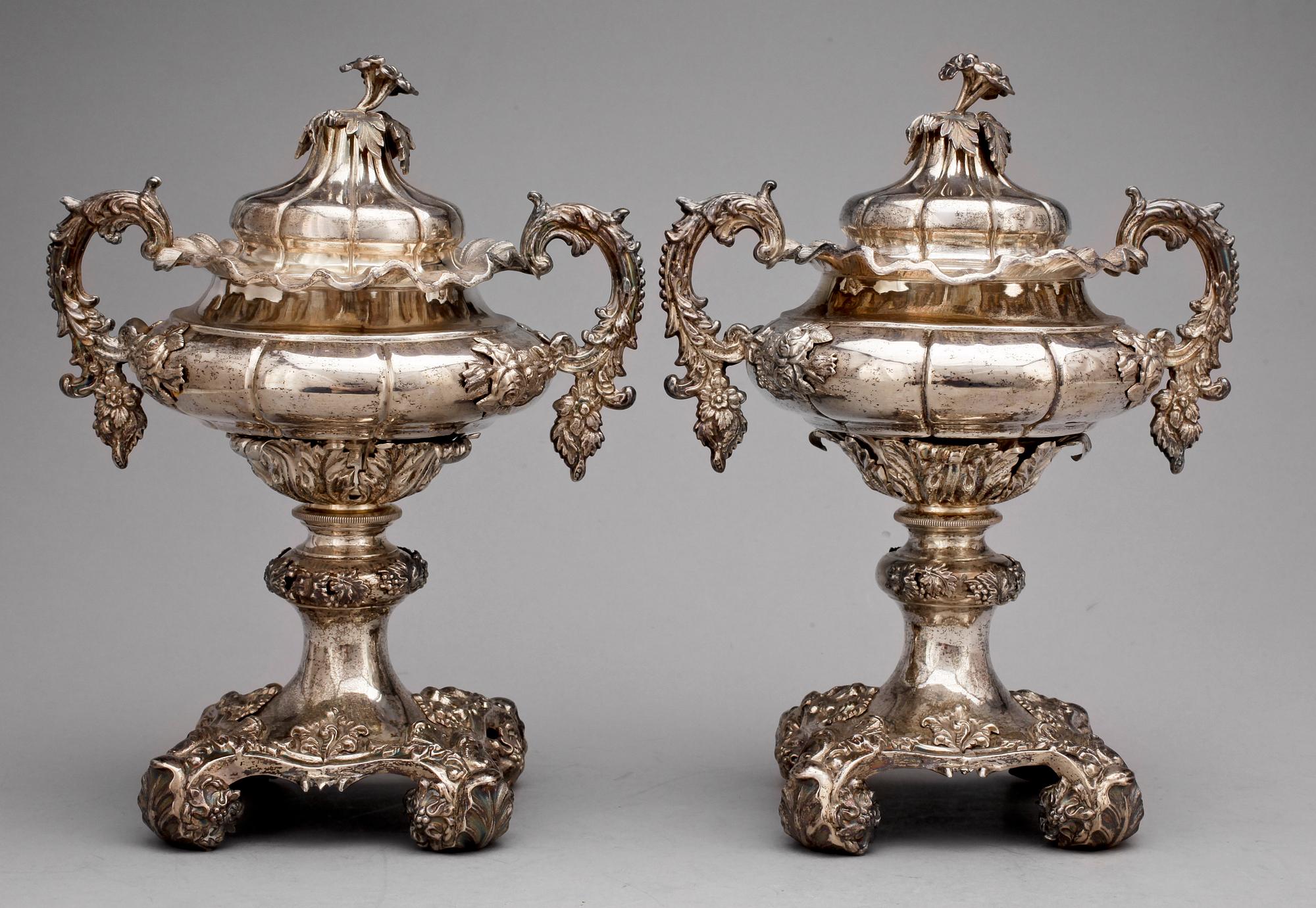 SOCKERSKÅLAR, ett par, silver, Gustaf Möllenborg, Stockholm, 1846. Tot vikt ca 1390g.