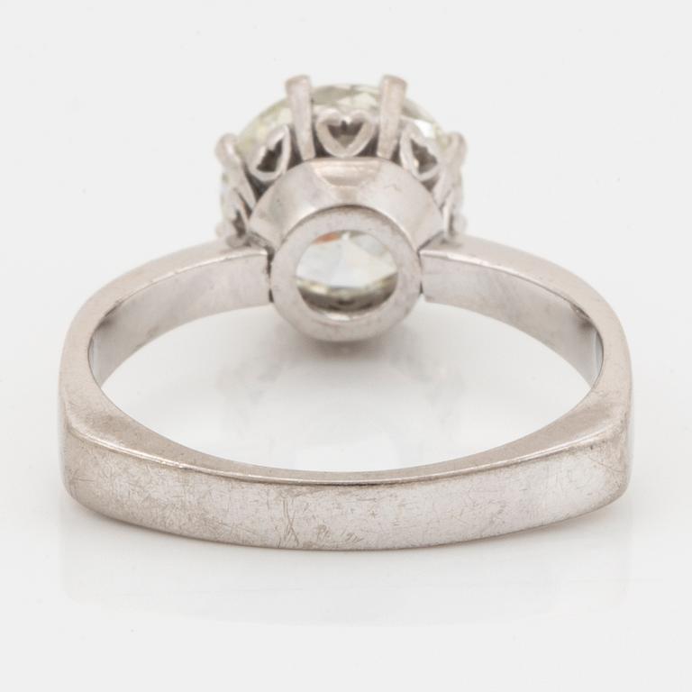 An 18K white gold ring set with an old-cut diamond.