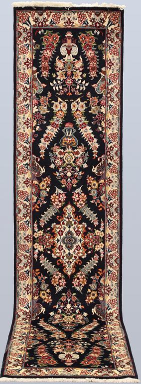 A Sarouk runner, approx. 310 x 72 cm.