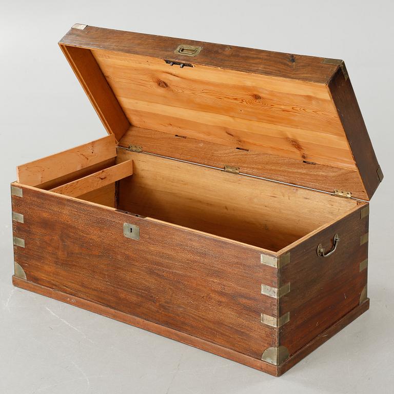 KOFFERT / KISTA, engelsk stil, omkring sekelskiftet 1900.
