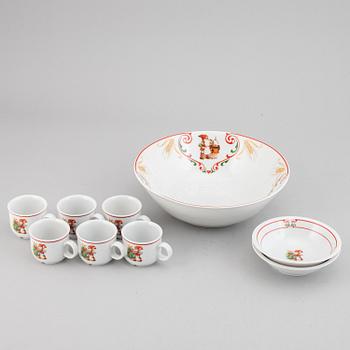 Christineholm / Fyrklövern, servisdelar, 61 st, porslin, bl a "Svenska Jultraditioner", 1900-talets andra hälft.