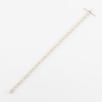 Bracelet 18K white gold with oval and brilliant-cut diamonds.