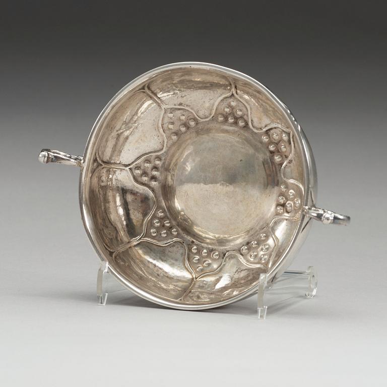 A Swidish 18th century silver bowl, marks of Niclas Wiggman, Kalmar 1761.