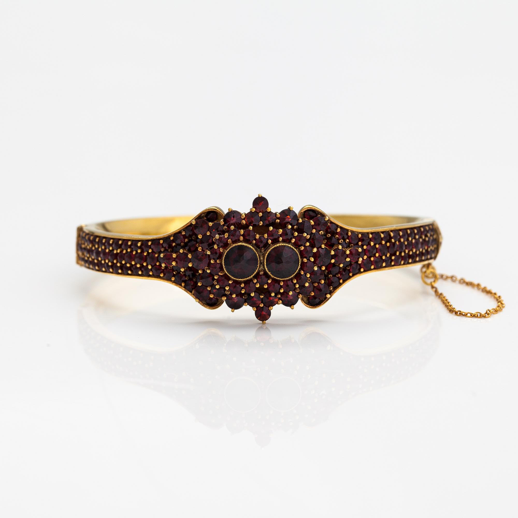 A gilded silver bracelet with garnets. Import marked Hugo Grün, Helsinki 1974.