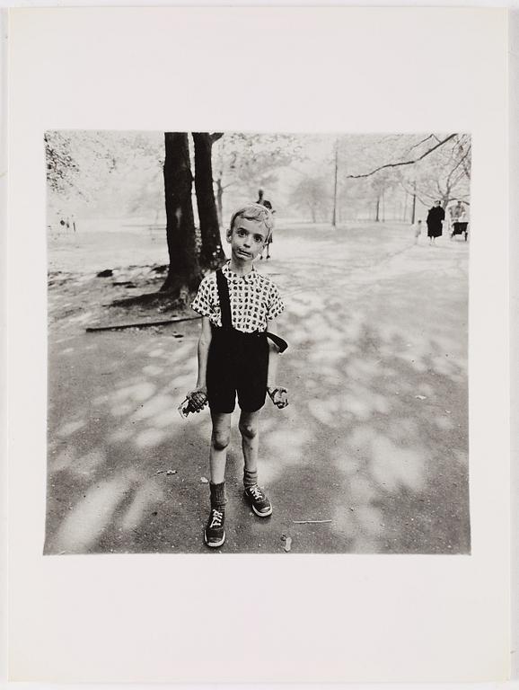 DIANE ARBUS, Portfolio with 12 heliogravures published by Electa in 1979. Numbered 923/1000.