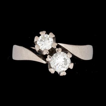 RING, 18k vitguld, 2 runda briljantslipade diamanter ca 0,50ct samt 0,26ct. Vikt ca 6,5g.