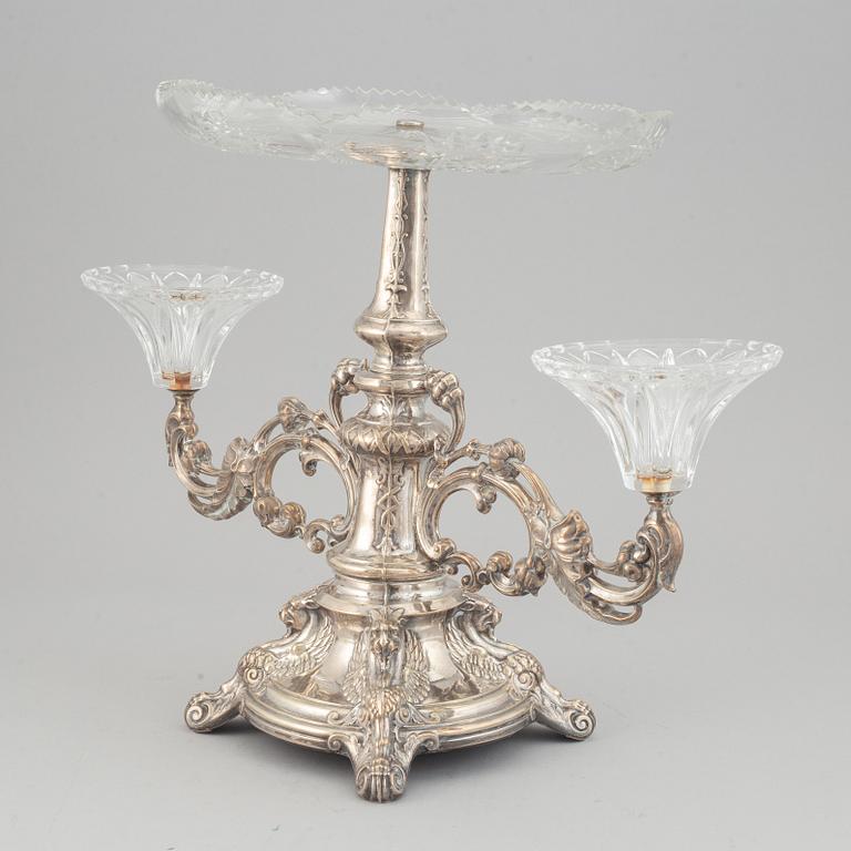 Bordsuppsats, silver och glas, omkring 1900.