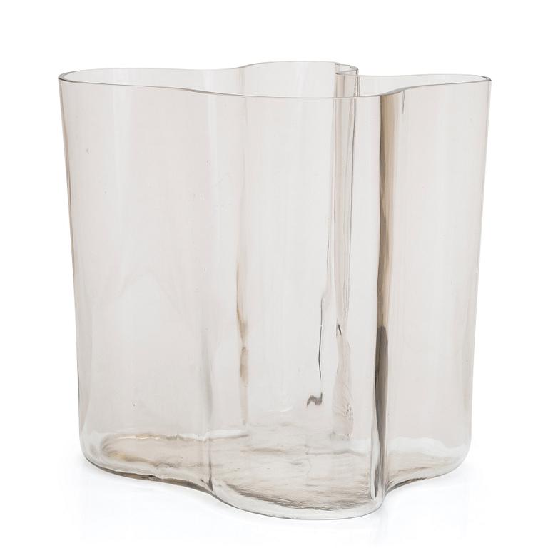Alvar Aalto, a '3031' vase signed Alvar Aalto 3031. Iittala 1950s.